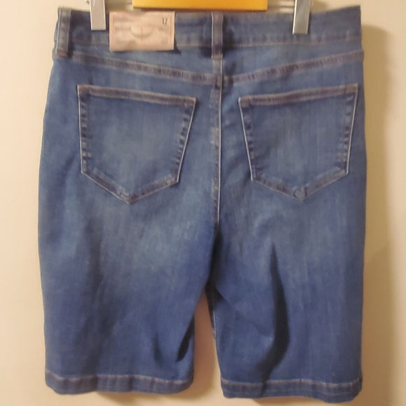 d/C Jeans | Slightly Curvy Bermuda Shorts - Picture 4 of 10
